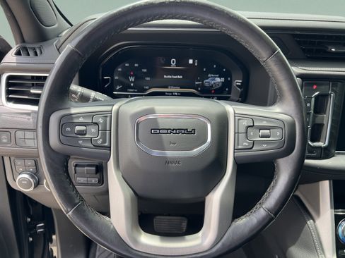 Used 2022 GMC Yukon Denali w/ Denali Premium Package AWD/4WD image 9