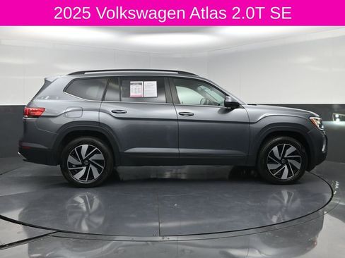 Used 2025 Volkswagen Atlas SE FWD image 4
