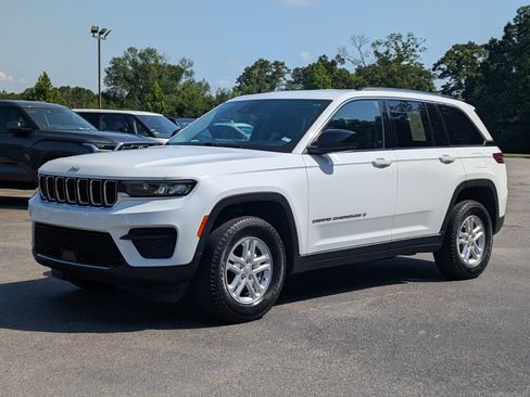Used 2023 Jeep Grand Cherokee Laredo w/ Trailer Tow Prep Group (B) RWD image 5
