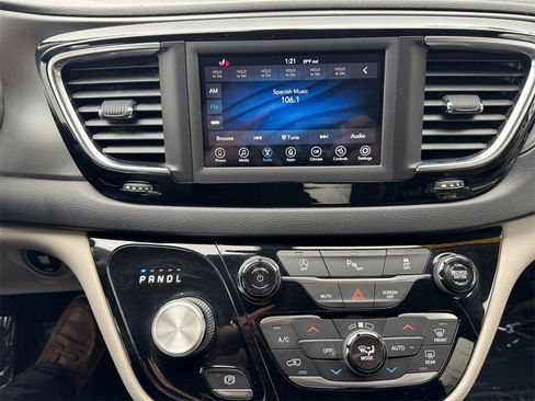 Used 2020 Chrysler Pacifica Touring-L image 22