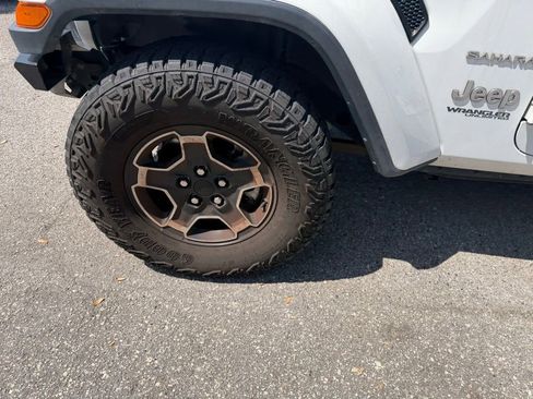 Used 2018 Jeep Wrangler Unlimited Sahara AWD/4WD image 10