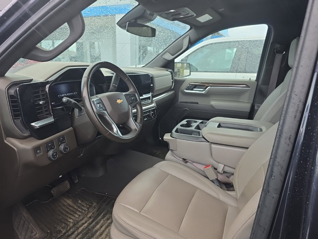 Used 2024 Chevrolet Silverado 1500 LT w/ Leather Package AWD/4WD image 12