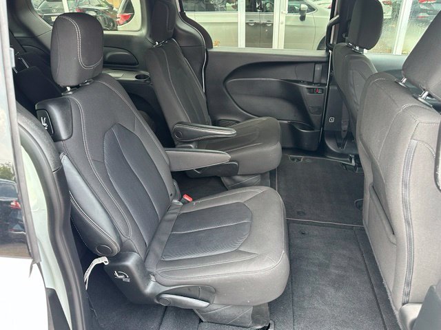 Used 2023 Chrysler Pacifica Touring FWD image 14