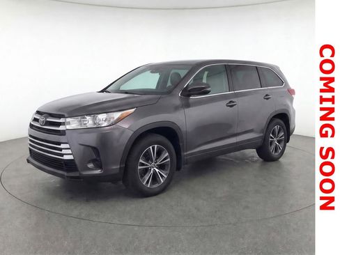 Used 2018 Toyota Highlander LE image 1