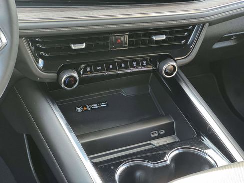 Certified 2025 Chevrolet Suburban Premier image 4