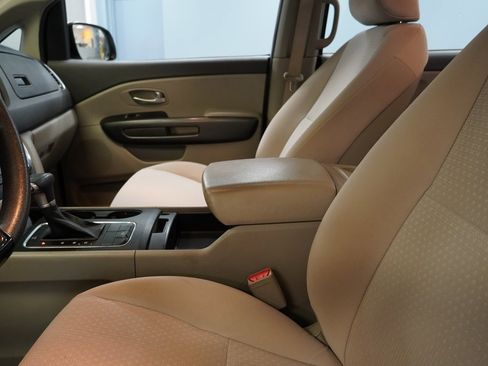 Used 2018 Kia Sedona L image 7