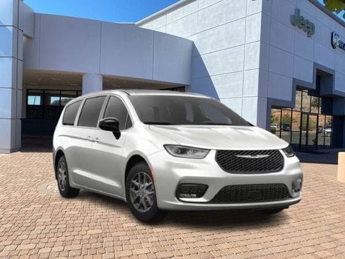 New 2026 Chrysler Pacifica Select image 1