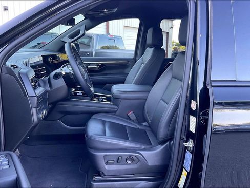 Used 2025 Chevrolet Suburban Z71 AWD/4WD image 24