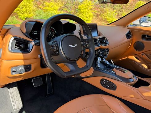 Used 2021 Aston Martin V8 Vantage Coupe image 3