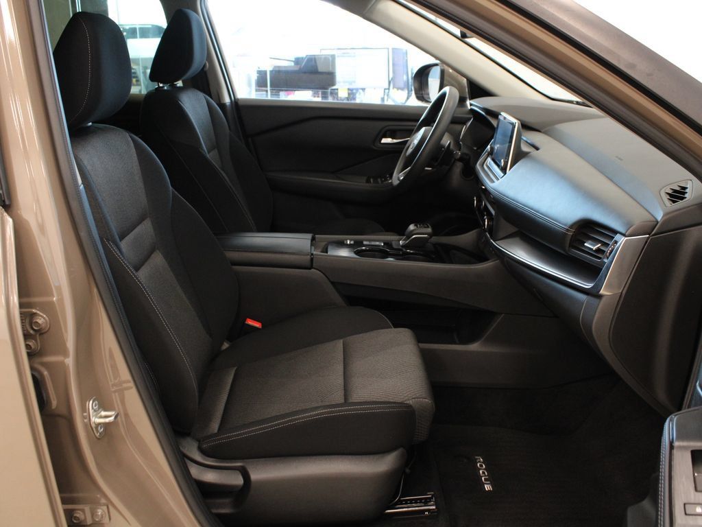 Used 2024 Nissan Rogue SV FWD image 14