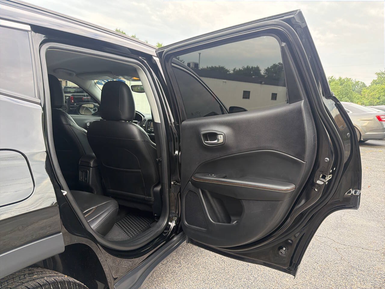 Used 2018 Jeep Compass Latitude w/ Cold Weather Group FWD image 28