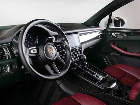 Certified 2023 Porsche Macan AWD/4WD image 4