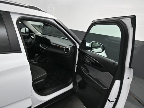 Used 2025 Chevrolet TrailBlazer LT AWD/4WD image 13