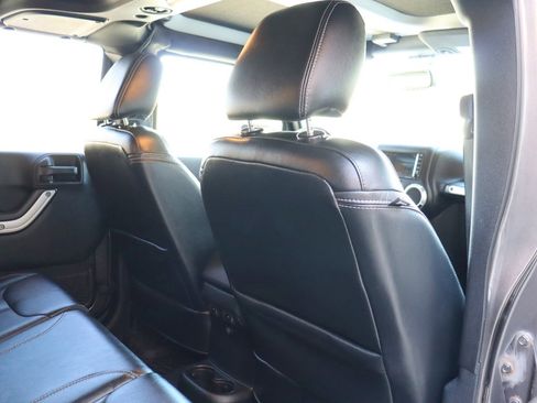 Used 2017 Jeep Wrangler Unlimited Sahara w/ Dual Top Group AWD/4WD image 18