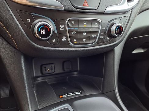 Used 2018 Chevrolet Equinox Premier image 21