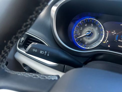 Used 2023 Chrysler Pacifica Touring-L FWD image 27