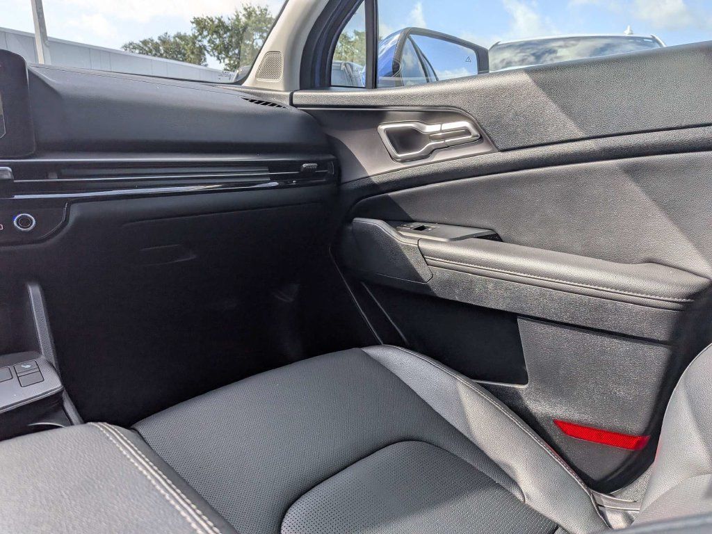 Used 2026 Kia Sportage EX w/ EX Panorama Roof Package FWD image 17