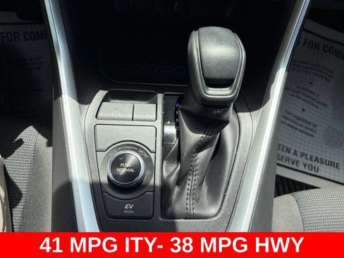 Used 2022 Toyota RAV4 LE AWD/4WD image 24
