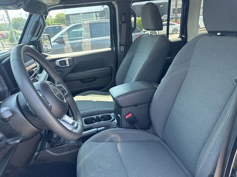 Used 2025 Jeep Wrangler Unlimited Sahara AWD/4WD image 18