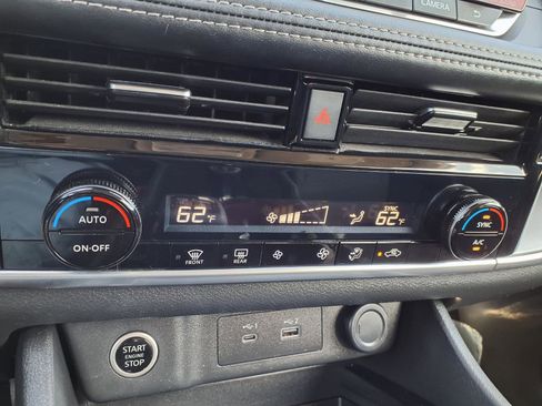 Used 2022 Nissan Rogue SV image 5