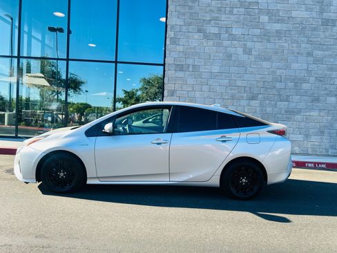 Used 2017 Toyota Prius Two w/ Preferred Accessory Package FWD image 2