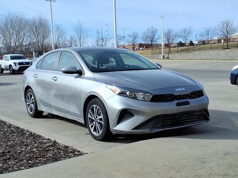 Used 2023 Kia Forte LXS image 2