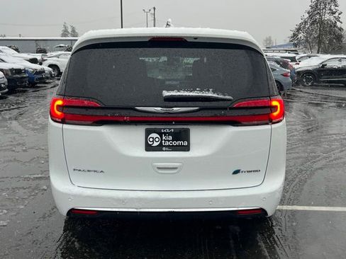 Used 2024 Chrysler Pacifica Limited FWD image 8