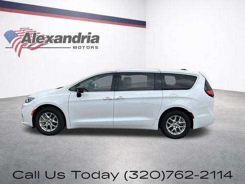 Used 2024 Chrysler Pacifica Touring-L FWD image 10
