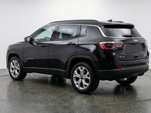 Used 2025 Jeep Compass Latitude AWD/4WD image 6