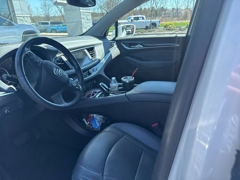 Used 2018 Buick Enclave Essence image 3