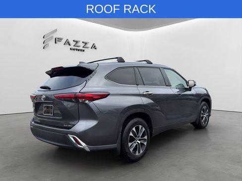 Used 2021 Toyota Highlander XLE AWD/4WD image 11