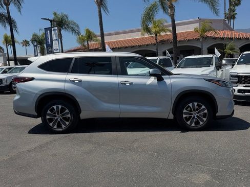 Used 2025 Toyota Highlander XLE FWD image 11