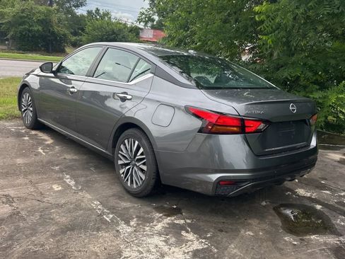 Used 2025 Nissan Altima 2.5 SV FWD image 2