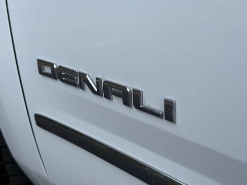 Used 2017 GMC Yukon Denali image 9