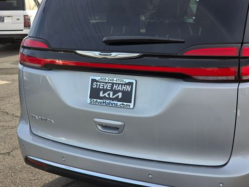 Used 2024 Chrysler Pacifica Touring-L image 14
