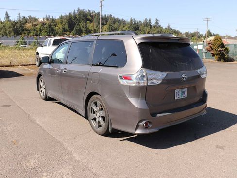 Certified 2017 Toyota Sienna SE Premium FWD image 7