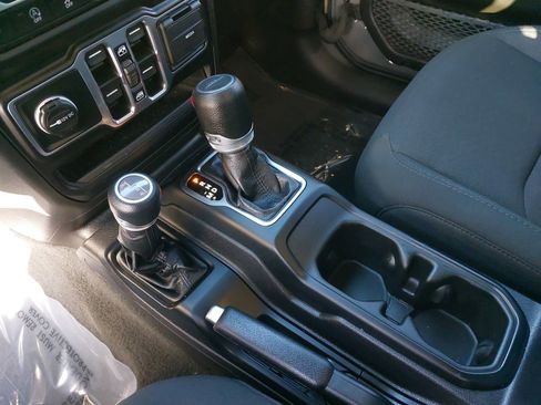 Used 2023 Jeep Gladiator Sport AWD/4WD image 23