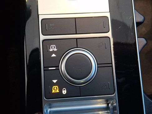 Used 2020 Land Rover Range Rover HSE image 24