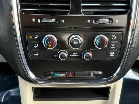 Used 2019 Dodge Grand Caravan SXT image 31