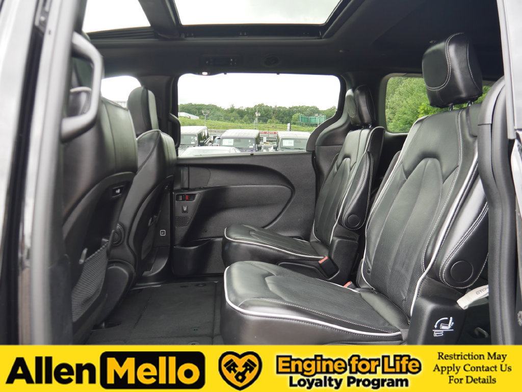 Used 2025 Chrysler Pacifica Limited FWD image 16
