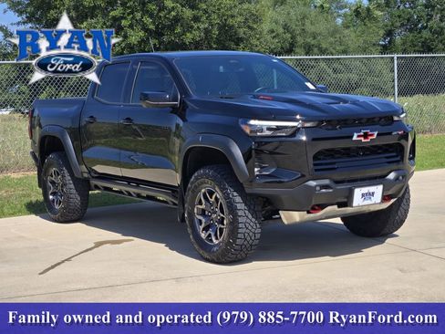 Used 2025 Chevrolet Colorado ZR2 w/ Technology Package AWD/4WD image 2