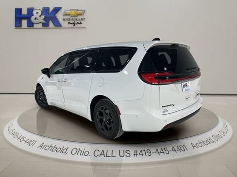 Used 2024 Chrysler Pacifica Limited FWD image 4