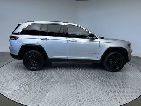 Used 2023 Jeep Grand Cherokee Limited AWD/4WD image 10