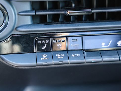 Used 2023 Toyota Crown Limited image 18