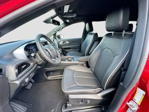 New 2026 Chrysler Pacifica Limited FWD image 16