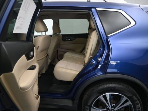 Used 2019 Nissan Rogue SV w/ Premium Package FWD image 22