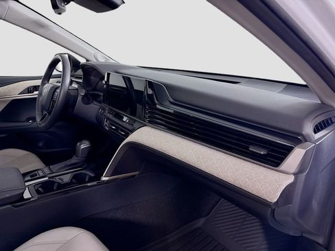 Used 2025 Toyota Camry XLE image 18