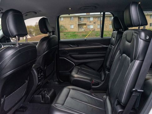 Used 2023 Jeep Grand Cherokee L Limited w/ Luxury Tech Group II AWD/4WD image 31