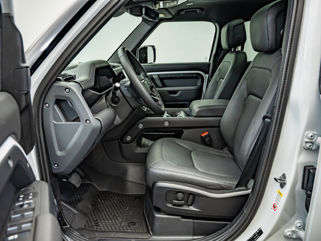 New 2026 Land Rover Defender 110 X-Dynamic SE AWD/4WD image 32
