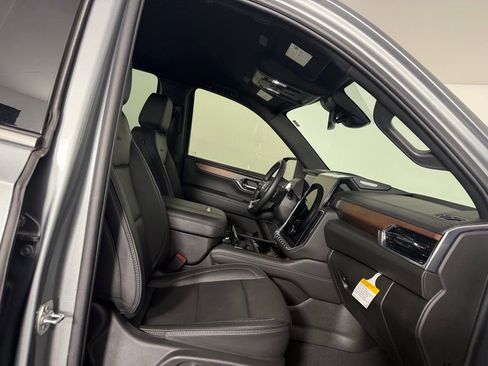 Used 2025 GMC Yukon Denali image 32